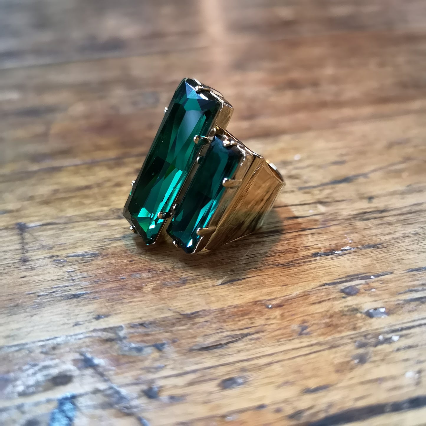 Anna ring with 2 big crystals