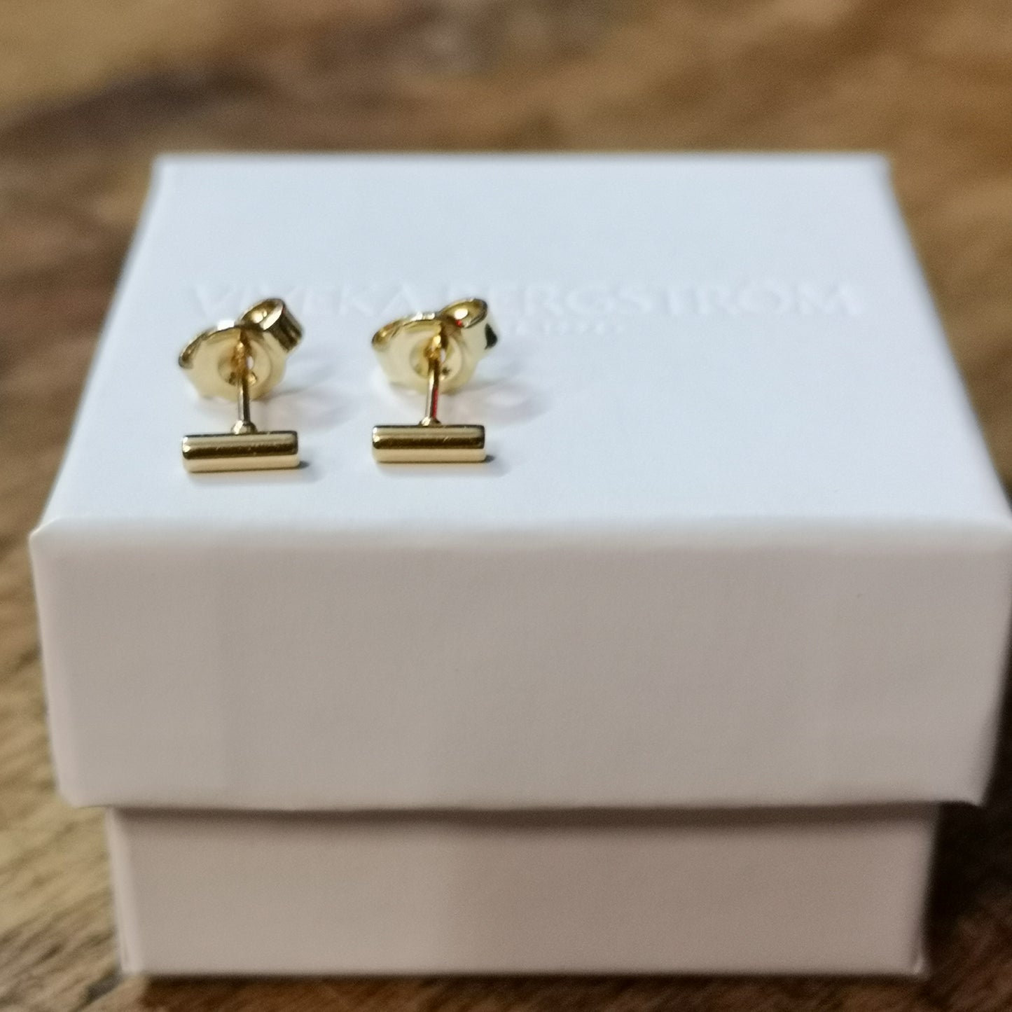 Pytte, 4 mm stick earrings