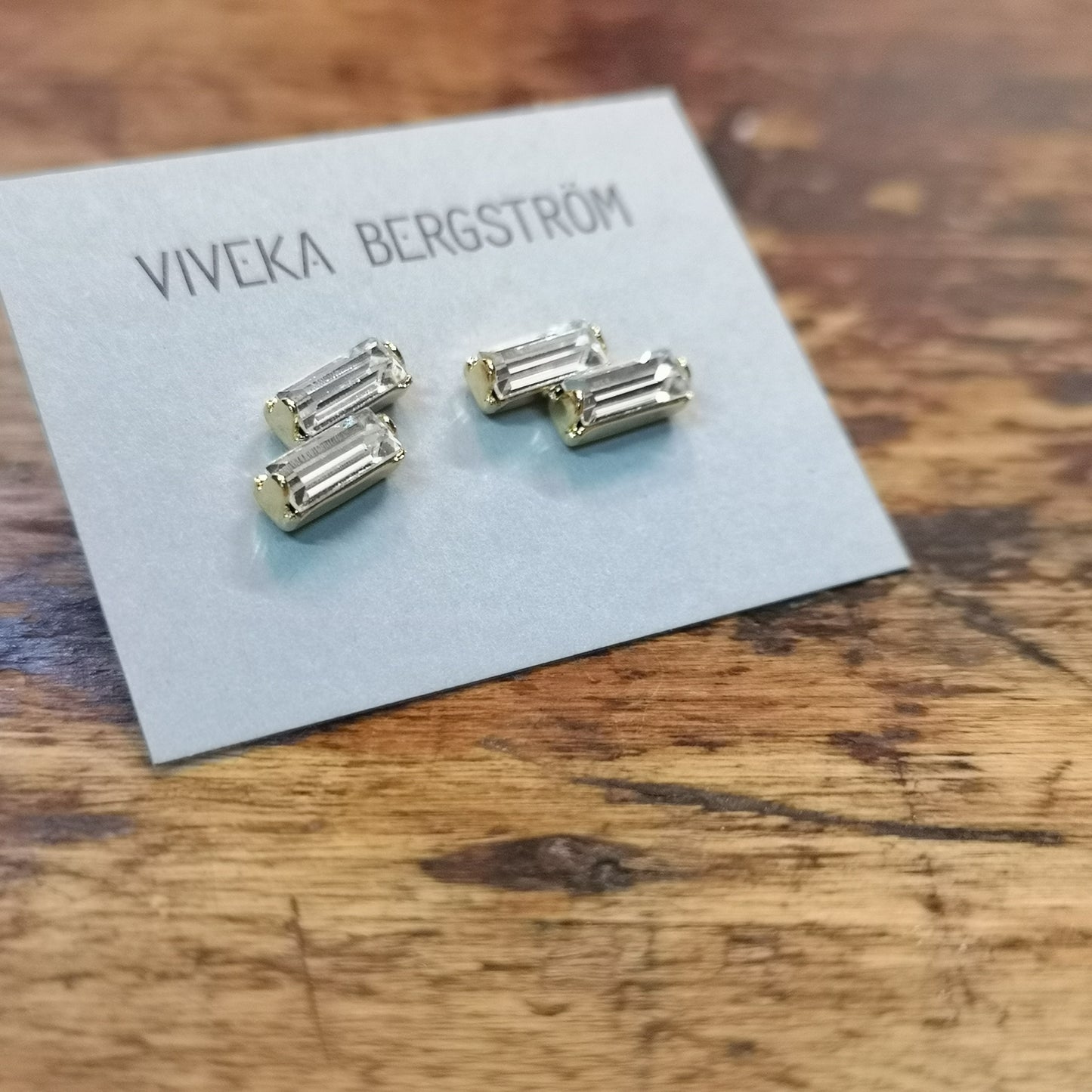 Två Flingor, two 7*3 mm crystals