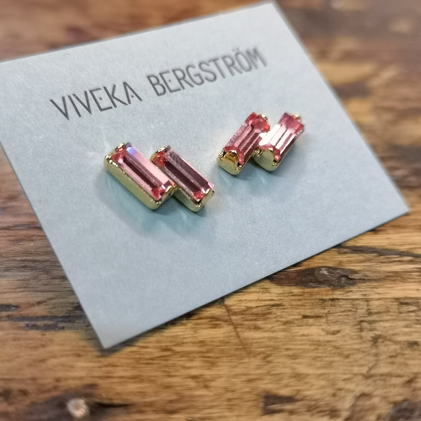 Två Flingor, two 7*3 mm crystals